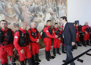 Governador entrega medalhas de mérito a equipes que foram a Brumadinho