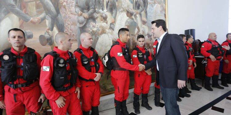 Governador entrega medalhas de mérito a equipes que foram a Brumadinho