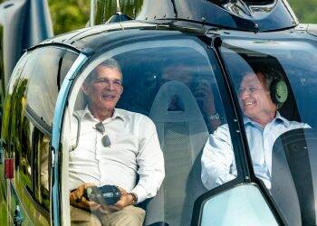 Em sobrevoo, diretor-geral brasileiro de Itaipu conhece ações socioambientais da empresa