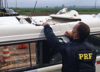 PRF encontra maconha escondida em teto de Kombi