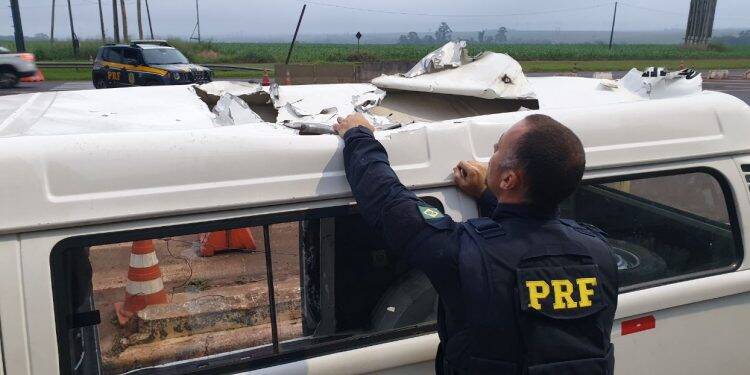 PRF encontra maconha escondida em teto de Kombi