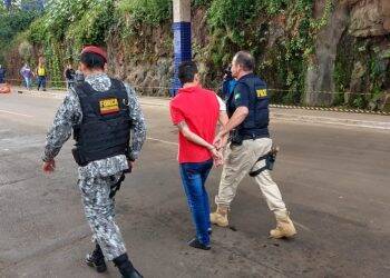 PRF atira em caminhonete após motorista não acatar ordem de parada na Ponte da Amizade