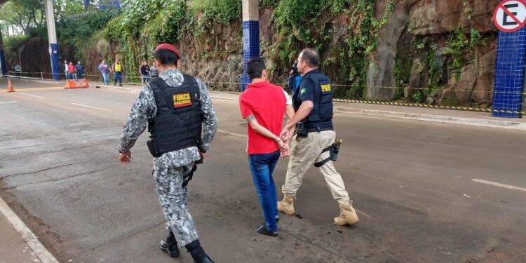PRF atira em caminhonete após motorista não acatar ordem de parada na Ponte da Amizade