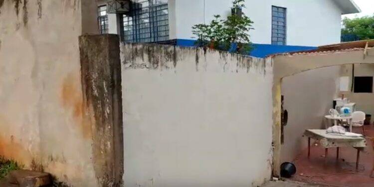 Primeiro morador se muda da casa em terreno de escola interditada