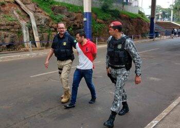 Motorista diz que ganharia 2 mil reais para passar caminhonete roubada na Ponte