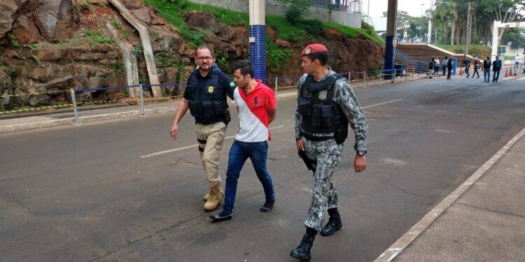 Motorista diz que ganharia 2 mil reais para passar caminhonete roubada na Ponte