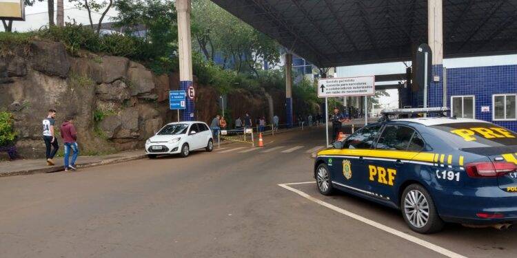 PRF atira em caminhonete após motorista não acatar ordem de parada na Ponte da Amizade