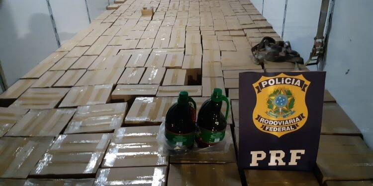 PRF apreende caminhão com carregamento de azeite de oliva