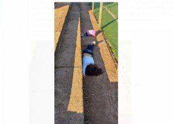 Mulher é encontrada morta em campo de futebol