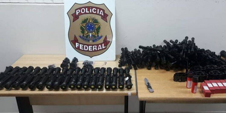 Polícia Federal prende homem por tráfico de acessórios para armas