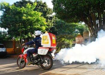 Ciudad Del Este utiliza motos para aplicar fumacê contra a dengue com recursos da Itaipu