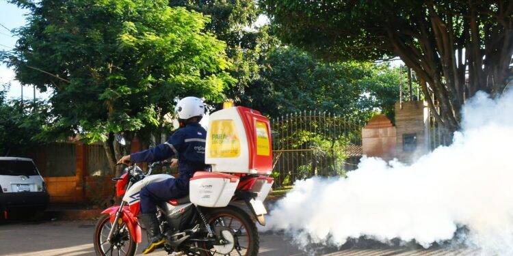 Ciudad Del Este utiliza motos para aplicar fumacê contra a dengue com recursos da Itaipu