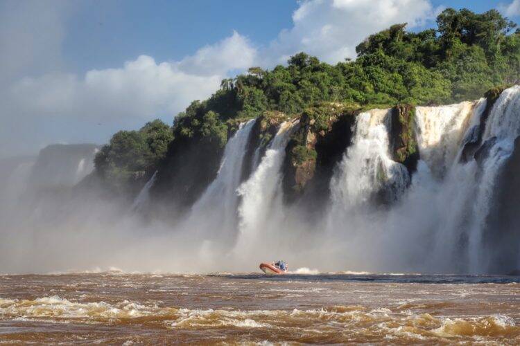 Mil quilômetros de praias de água doce enriquecem turismo do Paraná