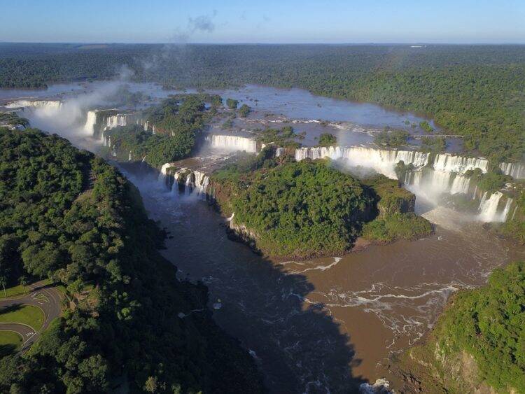 Mil quilômetros de praias de água doce enriquecem turismo do Paraná
