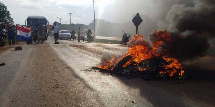 Paraguaios fecham Km 10 da “Ruta Internacional” em protesto contra sistema de votação