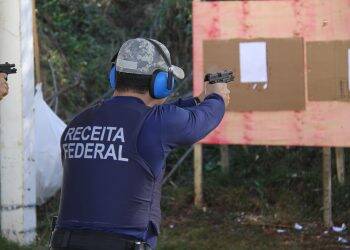 Servidores da Receita Federal participam de curso para Acautelamento de Arma Institucional