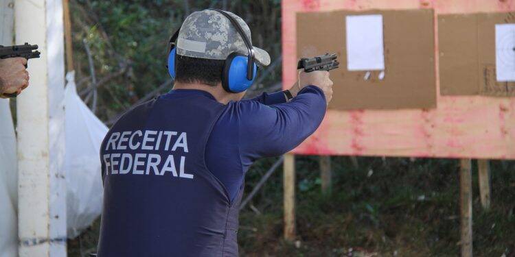 Servidores da Receita Federal participam de curso para Acautelamento de Arma Institucional