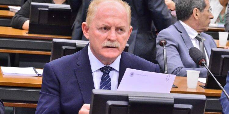 Deputado Vermelho toma posse no Parlasul