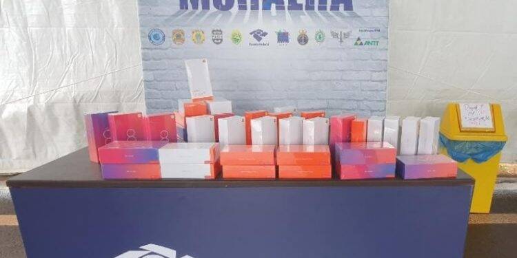 Transportadora é multada em R$ 15 mil por transporte de smartfones para revenda