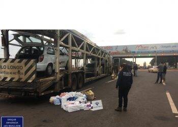 Carreta cegonha é retida com eletrônicos e veículos na Operação Muralha
