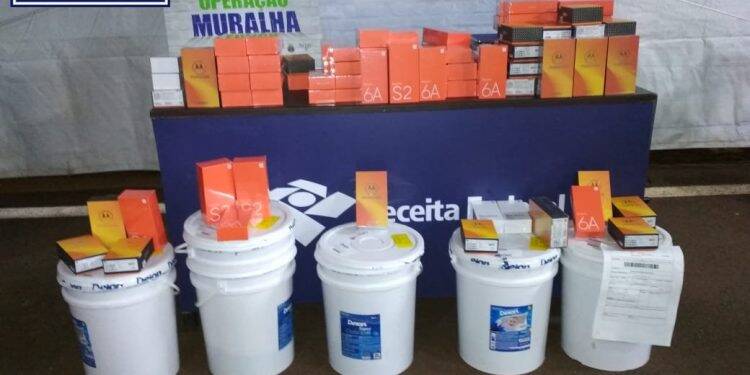 Smartfones escondidos em produtos de limpeza são apreendidos pela Operação Muralha