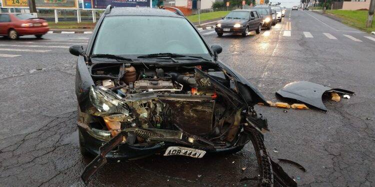 Acidente envolve dois carros no cruzamento da Avenida Pedro Basso