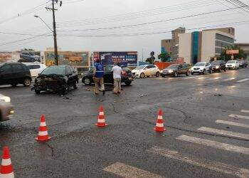 Acidente envolve dois carros no cruzamento da Avenida Pedro Basso