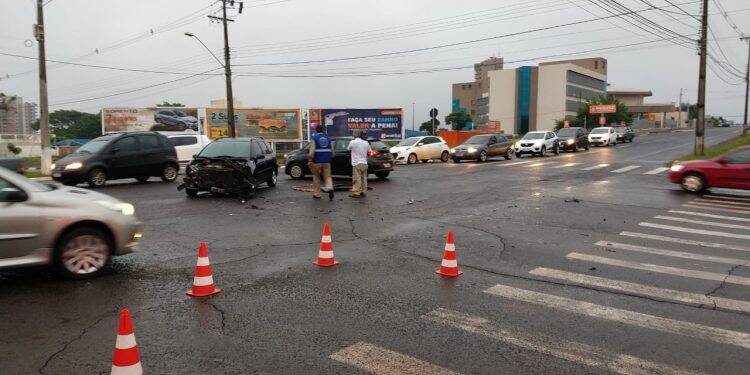 Acidente envolve dois carros no cruzamento da Avenida Pedro Basso