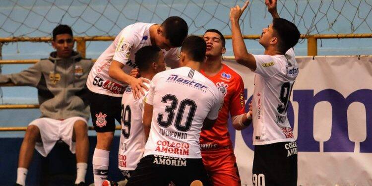Corinthians vence de virada o Foz Cataratas e vai a final da Copa Mundo do Futsal