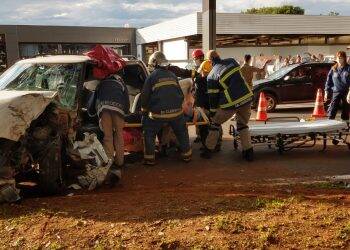 Pneu estoura e motorista perde o controle na curva do Gresfi