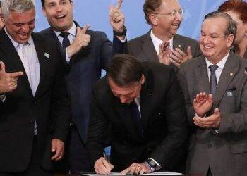 Governo publica decreto sobre armas; civis não podem portar fuzis, carabinas ou espingardas