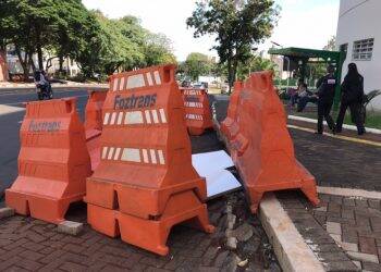 Buraco em frente a ponto de ônibus na esquina de shopping causa transtorno