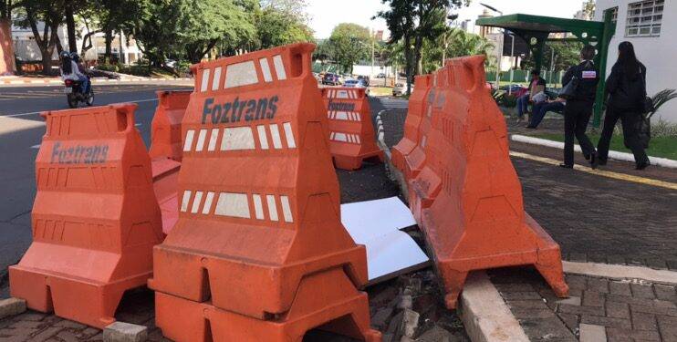 Buraco em frente a ponto de ônibus na esquina de shopping causa transtorno