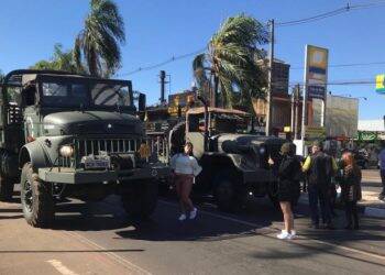 Caminhões utilizados em ato pró-Bolsonaro em Foz do Iguaçu não pertencem ao Exército