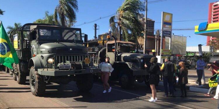 Caminhões utilizados em ato pró-Bolsonaro em Foz do Iguaçu não pertencem ao Exército