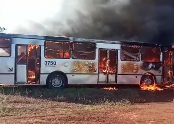 Ônibus explode em garagem e mais dois são atingidos por fogo
