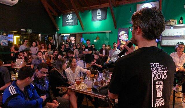 Pint of Science, evento que une cerveja e ciência, está de volta a Foz do Iguaçu