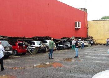 Teto de estacionamento desaba no centro de Foz sobre veículos