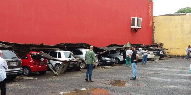 Teto de estacionamento desaba no centro de Foz sobre veículos
