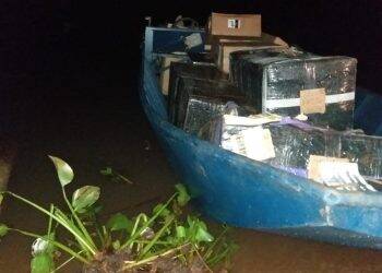 Ação conjunta apreende embarcação com contrabando na região de Mercedes/PR.