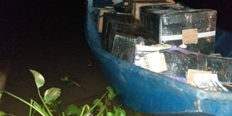 Ação conjunta apreende embarcação com contrabando na região de Mercedes/PR.