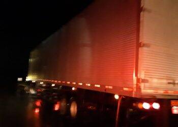 PRF e PF prendem  motorista e uma carreta com aproximadamente 60.000 pacotes de cigarros contrabandeados no oeste do Paraná.