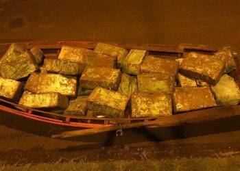 Polícia Federal apreende barco com quase 800 kg de maconha na Ilha Acaray