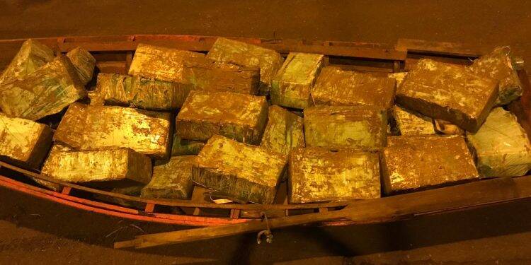 Polícia Federal apreende barco com quase 800 kg de maconha na Ilha Acaray