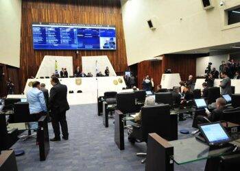 Deputados aprovam o fim de aposentadorias para ex-governadores do Paraná