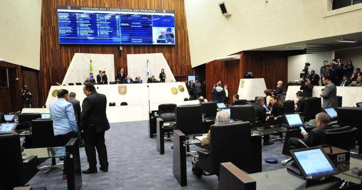 Deputados aprovam o fim de aposentadorias para ex-governadores do Paraná
