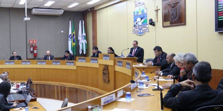 Vereadores aprovam em 1° discussão reajuste de salários, com um voto contra e 4 ausências