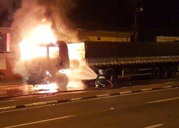 Carreta pega fogo na Avenida Costa e Silva