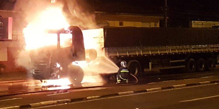Carreta pega fogo na Avenida Costa e Silva