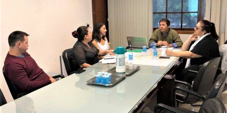 Professores municipais chegam a acordo de reajuste, mas protestam por retroativo